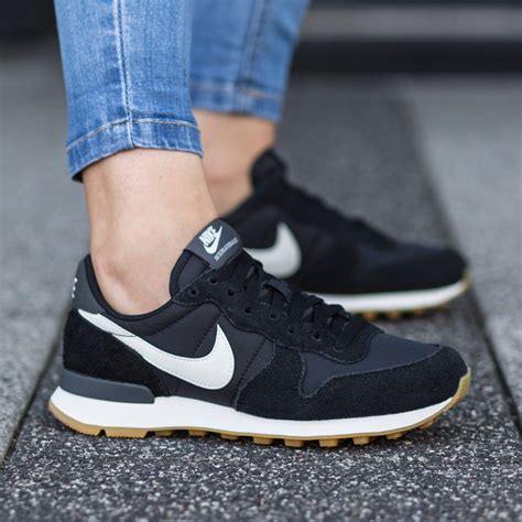 Schwarze Sneaker für Damen von Nike Court 